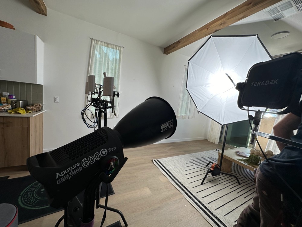 A Light Storm 600c Pro bounces off a Lightbridge Snapbridge